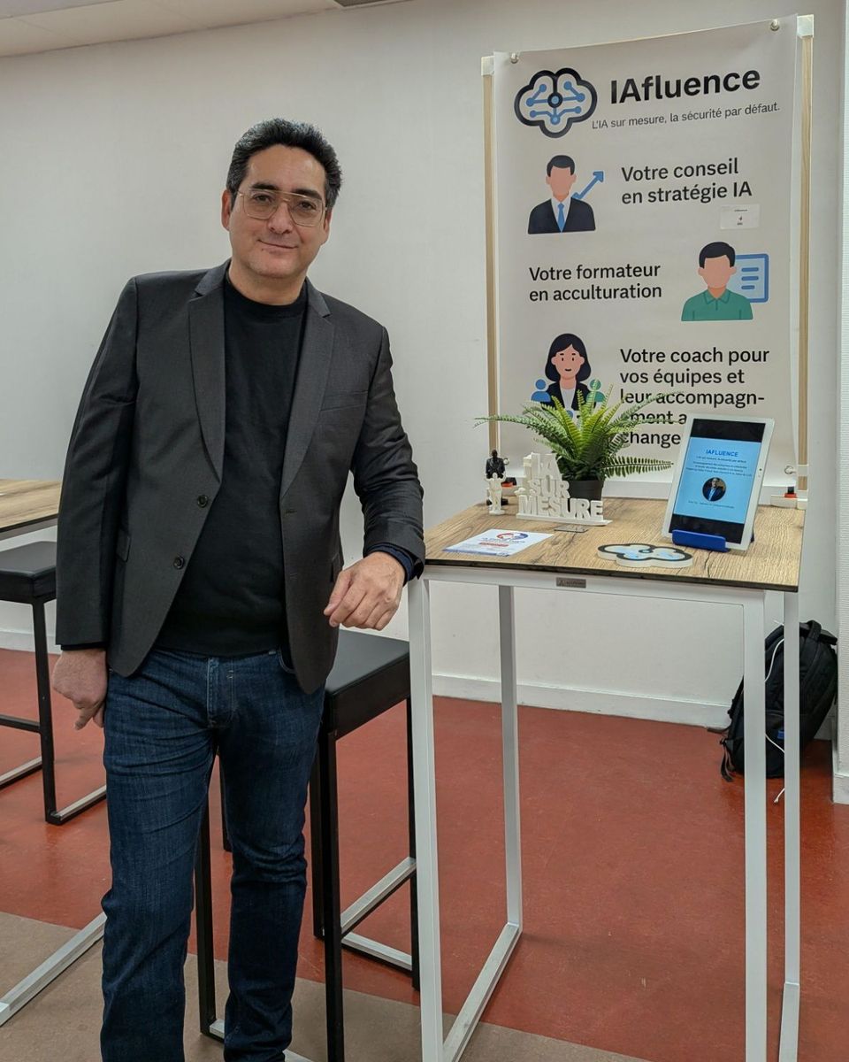 Suan Tay, debout à côté du stand IAfluence.
